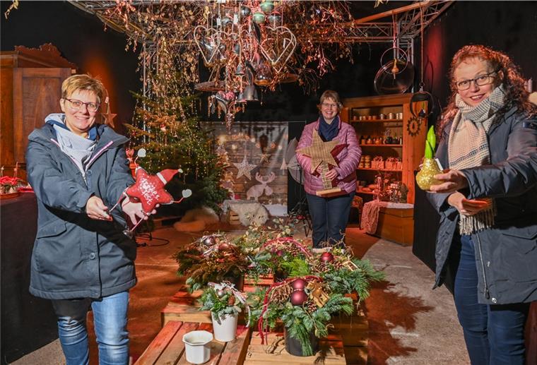 Umgeben von aufwändig gestalteten Gestecken und stimmungsvollem Weihnachtsschmuck ziehen die Landfrauen Simone Gerdes aus Bokel, Susanne Garbade aus Bramstedt und Heike Bahr aus Donnern (von links) Jahresbilanz in Donnern.