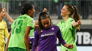 Umjubeltes Comeback: Tabea Sellner (r) freut sich über ihr Tor für den VfL Wolfsburg.