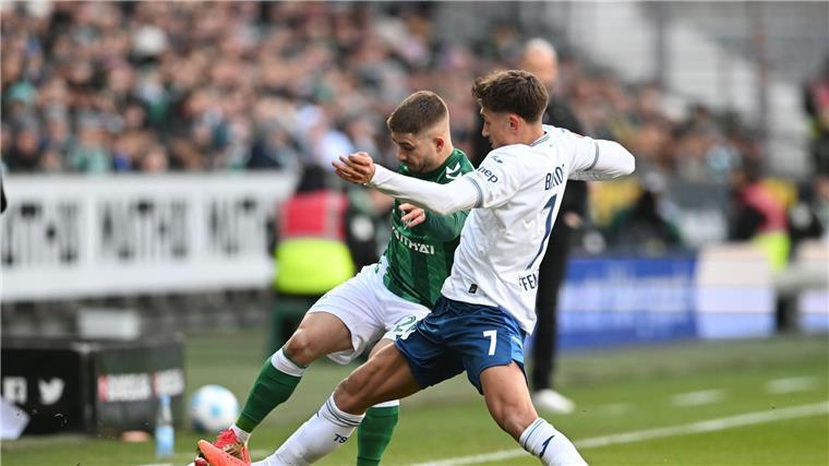 Hoffenheim siegt bei Lieblingsgegner: 3:1 gegen Werder Umkämpftes Spiel: Werders Romano Schmid (l) und Hoffenheims Torschütze Tom Bischof im Duell.