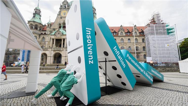 Jeder dritten Klinik droht Schieflage Umkippende Domino-Steine stehen bei einer Aktion der Niedersächsischen Krankenhausgesellschaft vor dem Neuen Rathaus in Hannover.