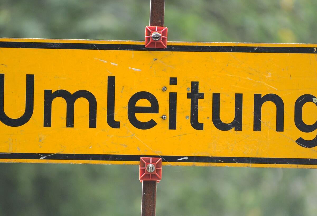 Auf einem gelben Schild steht das Wort "Umleitung"