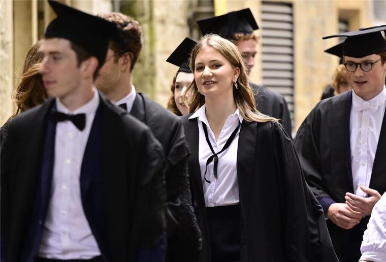 Kronprinzessin Elisabeth feiert Bachelor-Abschluss in Oxford Umringt von anderen Absolventen kommt die junge Belgierin zu ihrer Abschlussfeier.