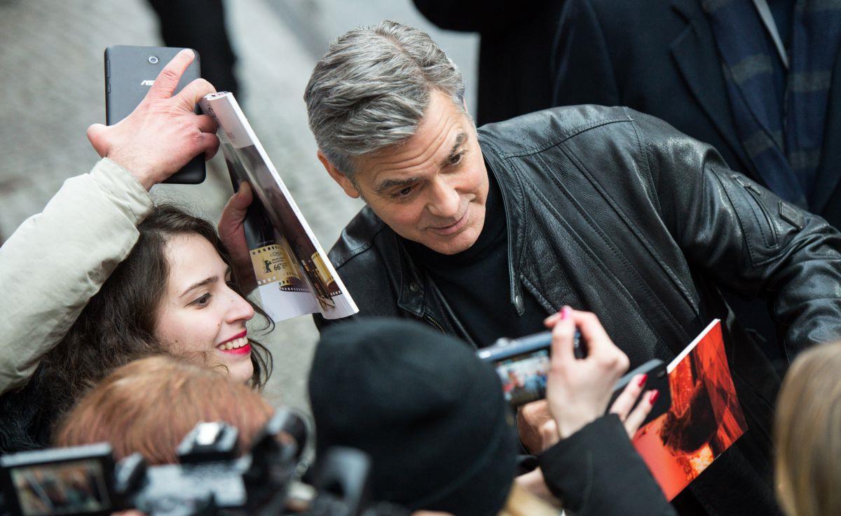 Umringt von Fans: George Clooney ist nur einer der Stars, die sich bei den 66. Internationalen Filmfestspiele in Berlin blicken lassen.