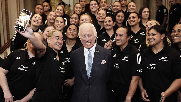 König Charles: „Eine Umarmung? Warum nicht!“ Umringt von Rugbyspielerinnen: König Charles III.