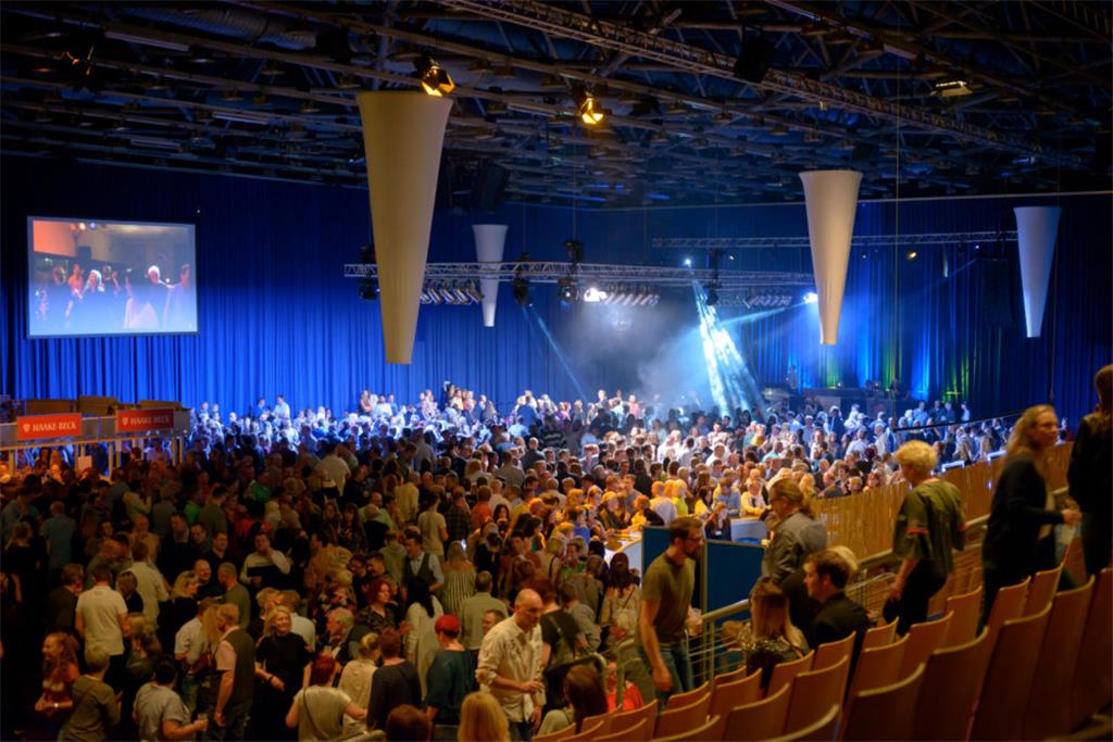 Umso später der Abend, desto enger wurde es auf der Tanzfläche. Foto: Schimanke