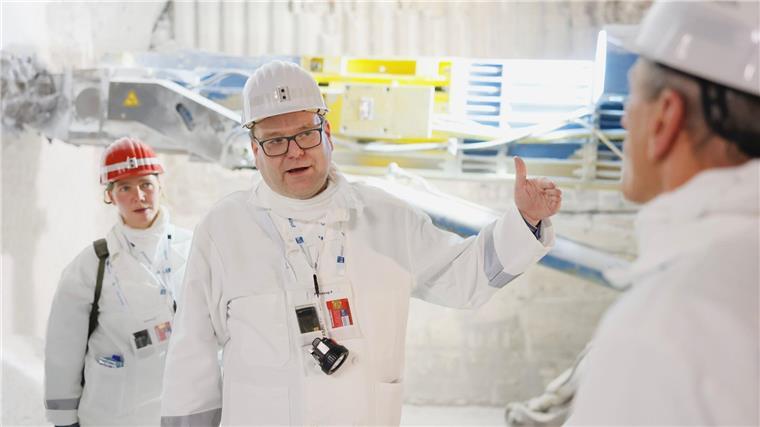 Asse-Betreiber stellen Antrag zur Bergung des Atommülls Umwelt Minister Christian Meyer (Mitte) von den Grünen freut sich über den ersten Antrag zur Bergung des Asse-Mülls. (Archivbild)