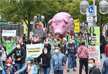 Umweltaktivisten gehen bei einer Demonstration der Bewegung Fridays for Future durch die Innenstadt in Hannover. Umweltfragen und der Klimawandel bescheren Naturschutzverbänden in Niedersachsen viele neue Mitglieder. 