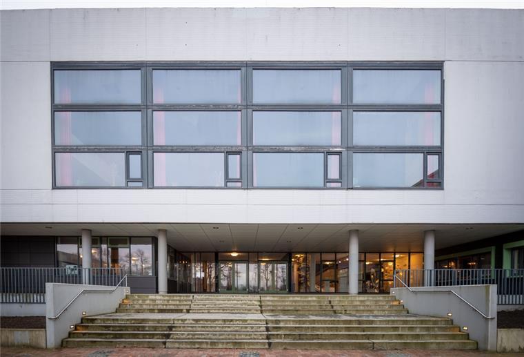 Bremerhaven: Klimaaktivisten besetzen Aula der Scholl-Schule Die Treppe und graue Gebäudefassade der Geschwister-Scholl-Schule in Bremerhaven.