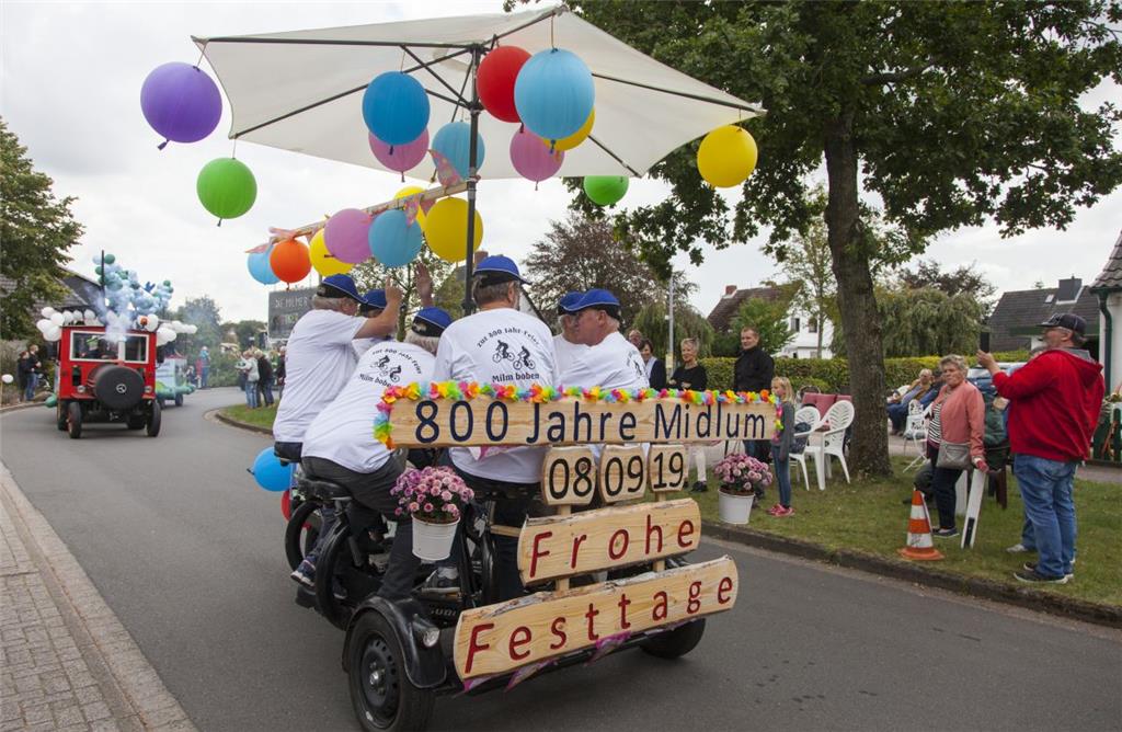 Umweltfreundlich sind diese Herren beim großen Midlumer Festumzug unterwegs. Fot...