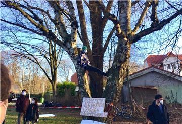 Umweltschützer sind auf dem Baum: An der Ecke Jägerhof/Gaußstraße mussten alte Bäume fallen, um das Grundstück nahe des künftigen Havenhospizes für den Bau einer Kita vorzubereiten.