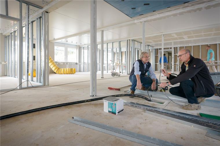 Umzug der Kinderklinik ins Klinikum Bremerhaven: Hans Wittmar (links, Leiter Technik) und Siegfried Dresselhaus (Koordinator Baustelle) im Neubau. 