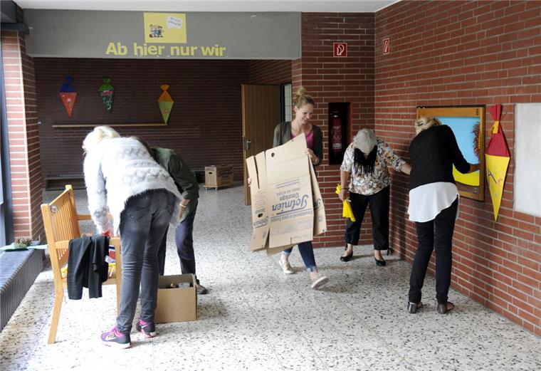 Umzug in die renovierte neue Schule Umzug in die neuen Räumlichkeiten: Die Lehrkräfte sind bereits dabei, sich ihre neue Arbeitsstätte einzurichten. Foto Scheschonka