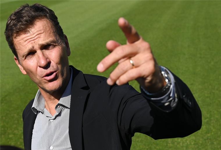 Bierhoff will Gruppensieg in Nations League Oliver Bierhoff steht auf einem grünen Fußballplatz und hebt den linken Zeigefinger.