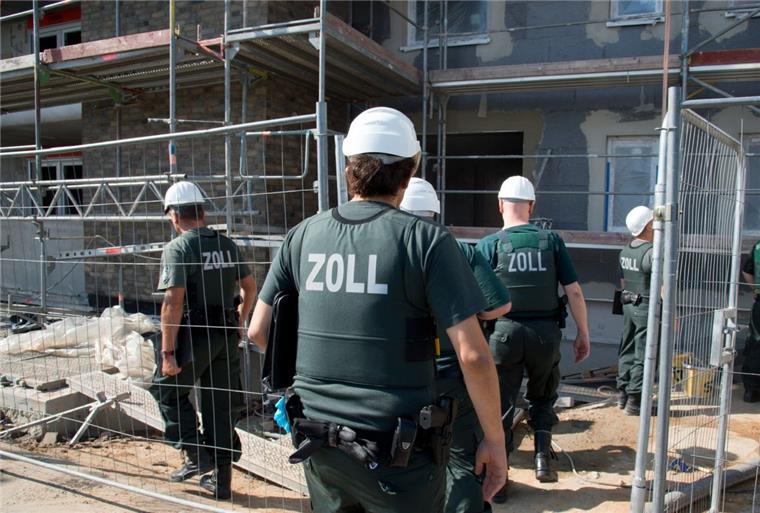 Kreis Rotenburg: Zoll holt fünf illegale Handwerker vom Bau Unangemeldete Visite: Zollbeamte kontrollieren eine Baustelle.