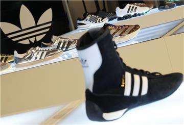 Adidas-Turnschuhe, links Samba, sind am Rande der Hauptversammlung der Adidas AG ausgestellt. 