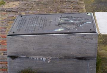 Unbekannte haben am Alten Hafen diese Gedenktafel geklaut.