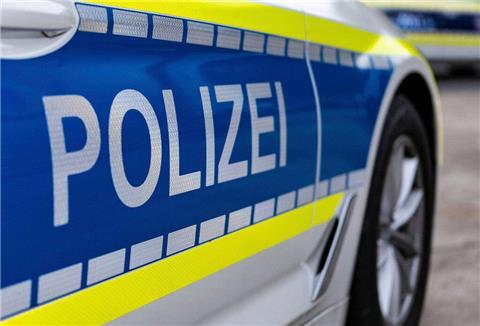 Unbekannte Täten warfen am Silvesterabend Pflastersteine von einer Brücke auf die B 212. 
