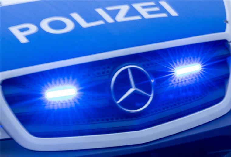 Frontansicht eines Polizeiwagens. Die Beamten suchen nach Zeugenhinweisen nach einem Einbruch in Sottrum. 