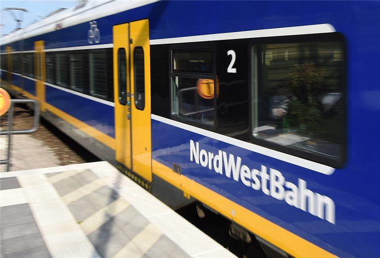 Graffiti-Attacke auf Nordwestbahn mit mehr als 30 Personen Eine Nordwestbahn hält auf den Weg nach Bremen in Ritterhude.