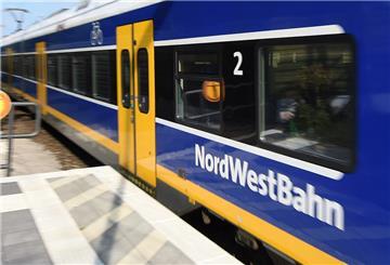 Eine Nordwestbahn hält auf den Weg nach Bremen in Ritterhude. 