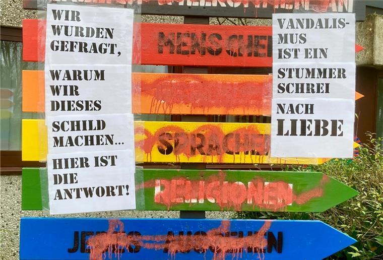 Brake: Unbekannte besprühen neuen Wegweiser am Gymnasium Unbekannte haben den neuen Wegweiser am Braker Gymnasium, der für Toleranz steht und alle Menschen an der Schule willkommen heißt, mit Farbe beschädigt.