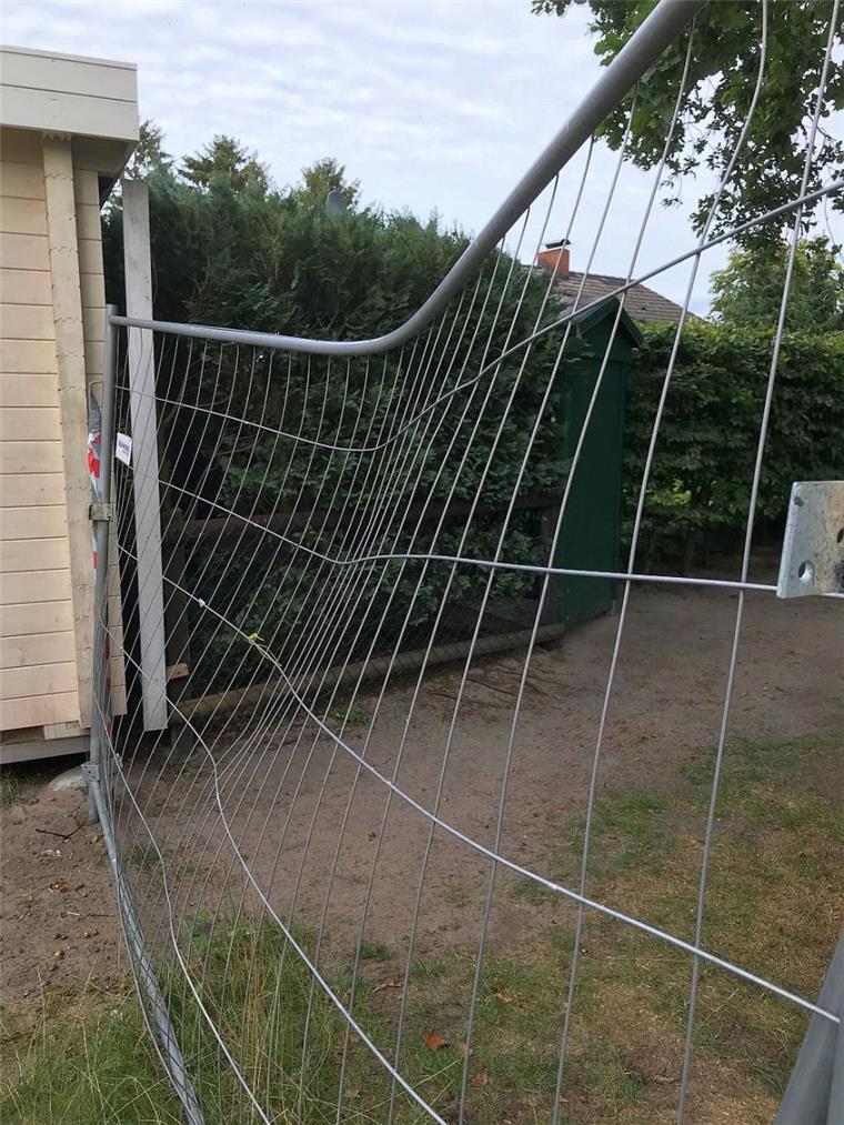 Heeslingen: Bürger dürfen auf Weg nicht mehr spazieren gehen Unbekannte haben den Zaun, der den Weg in Heeslingen versperrt, beschädigt.
