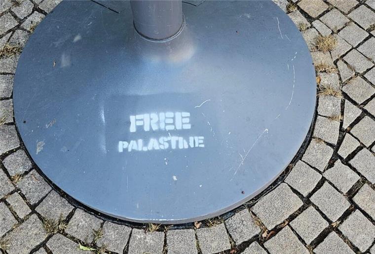„Free Palastine“: Chanukkaleuchter in Bremerhavener Innenstadt beschmiert Unbekannte haben die neben der Großen Kirche in der Fußgängerzone in Bremerhaven stehende Chanukkia beschmiert.