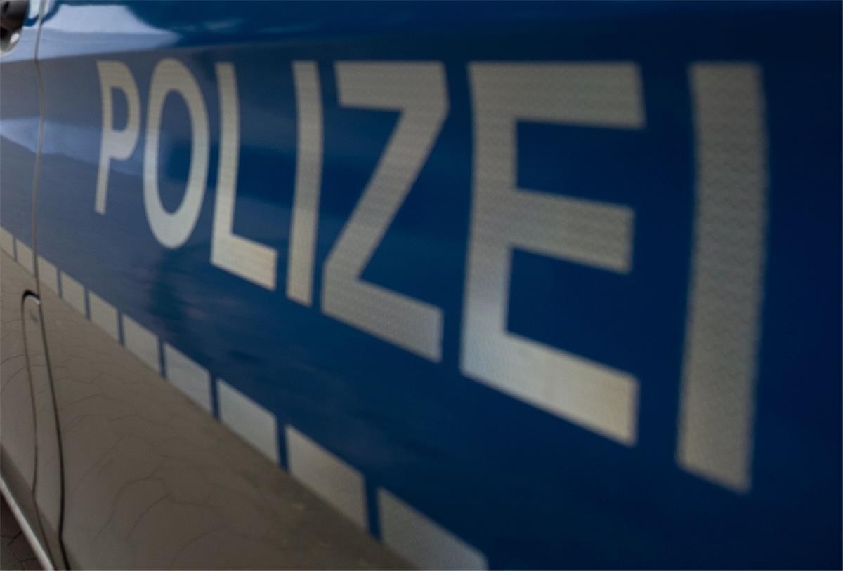 Dedesdorf: Unbekannte spannen Draht - Fahrradfahrer stürzt Unbekannte haben einen Draht gespannt, über den ein Radfahrer stürzte.