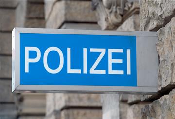 Unbekannte haben einen Gullydeckel durch einen Verbrauchermarkt in Spaden geworfen.
