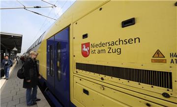 Unbekannte haben einen Metronom mit Steinen beworfen.