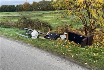 Möbel liegen an einem Wegrand.