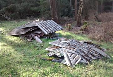 Unbekannte haben im Thörenwald bei Freetz illegal Eternitplatten entsorgt.
