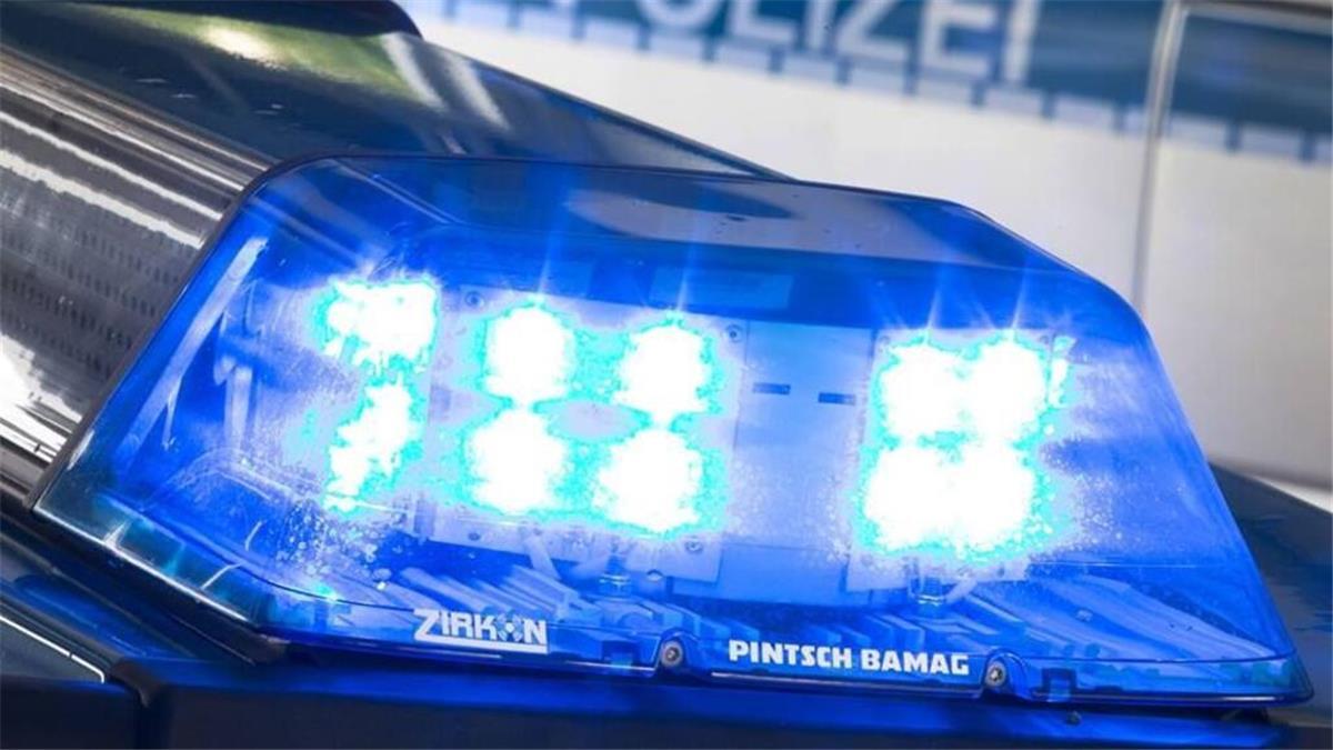Umweltverschmutzung: Motoröl in Brake illegal entsorgt Ein Blaulicht leuchtet auf einem Einsatzfahrzeug der Polizei