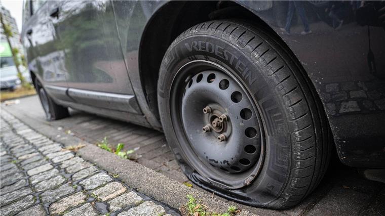 Unbekannte zerstechen Reifen von mehr als 260 Autos Unbekannte haben in den vergangenen Nächten Reifen an mehr als 260 Autos zerstochen.