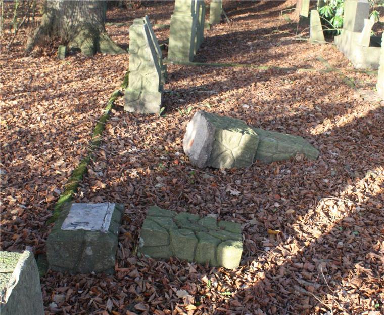 Unbekannte haben in der vergangenen Woche in Hagen auf einem jüdischen Friedhof mehrere Grabsteine umgeworfen und beschädigt.