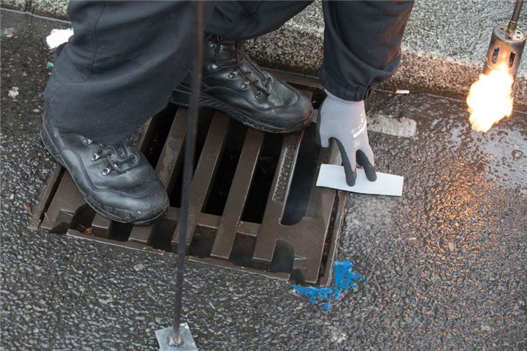 Rotenburg: Unbekannte stehlen zwei eckige Gullydeckel Unbekannte haben in Rotenburg zwei Gullydeckel gestohlen.