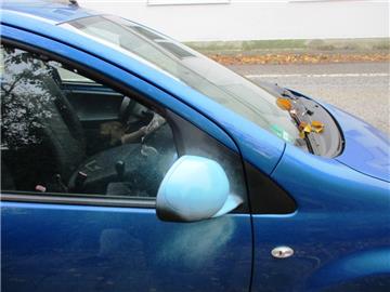 Unbekannte haben mehrere Autos, Briefkästen und Haustüren in der Spadener Straße mit blauer Farbe besprüht. 