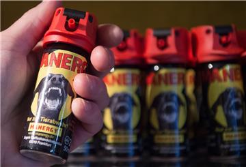 In einer Hand befindet sich Pfefferspray.