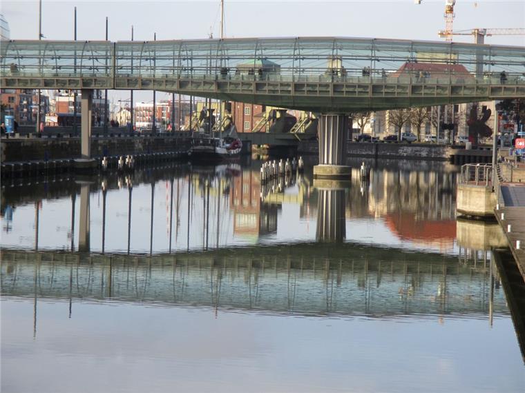 Risse in den Scheiben der Glasbrücke in Bremerhaven Unbekannte haben Scheiben auf der Glasbrücke in der Bremerhavener Innenstadt beschädigt.