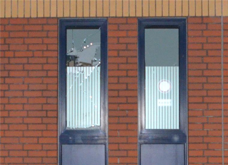 Unbekannte Täter beschädigen Polizeirevier in Leherheide Unbekannte haben versucht, die Scheibe des Polizeireviers in Leherheide einzuschmeißen.