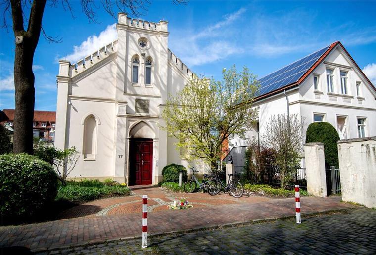 „Aktenzeichen XY“: Neue Spur nach Anschlag auf Synagoge Unbekannte hatten am 5. April 2024 einen Brandsatz auf eine Tür der Oldenburger Synagoge geworfen.