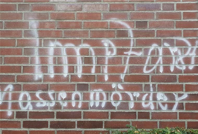 Unbekannte Impfgegner haben die Wand einer Hausarztpraxis in Nordholz beschmiert.