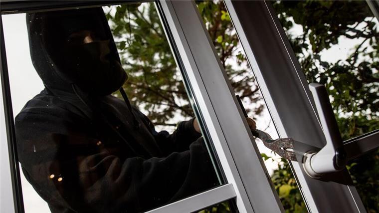 Einbruch ohne Beute: Täter fliehen aus Berner Bank Ein Mann mimt einen Einbrecher und benutzt ein Brecheisen, um eine gekippte Terrassentür aufzuhebeln.