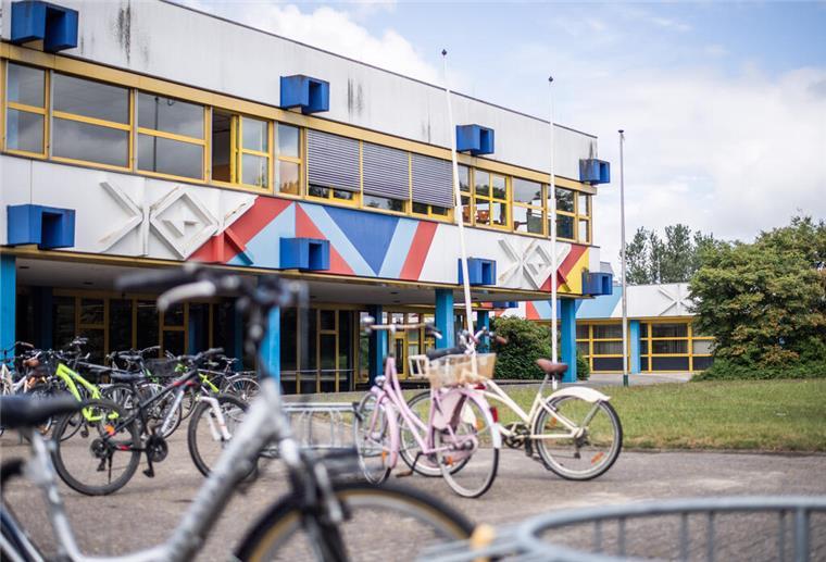 Unbekannte sind in die Sporthalle der Oberschule in Langen eingebrochen und haben mehrere Handys und Tablets von Schülern geklaut.
