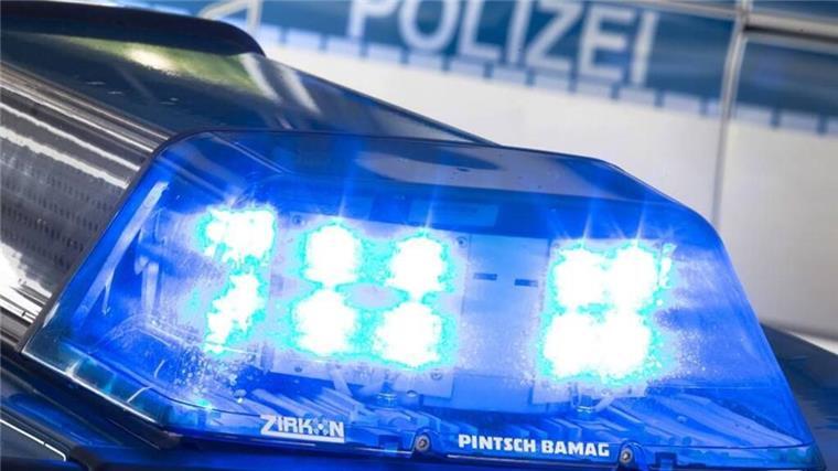 Nach Einbruch in Lauenbrück: 50.000 Euro Schaden durch massive Zerstörung Blaulicht auf Streifenwagen