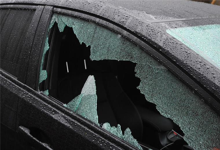 Unbekannte beschädigen vier Pkw auf Autohaus-Gelände in Cuxhaven Ein Pkw mit eingeschlagener Scheibe steht am Straßenrand.