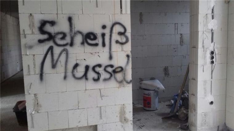 Bremer Moschee mit ausländerfeindlichen Parolen beschmiert Unbekannte Täter haben an die Fatih-Moschee in Bremen mit zum Teil ausländerfeindlichen Parolen beschmiert.