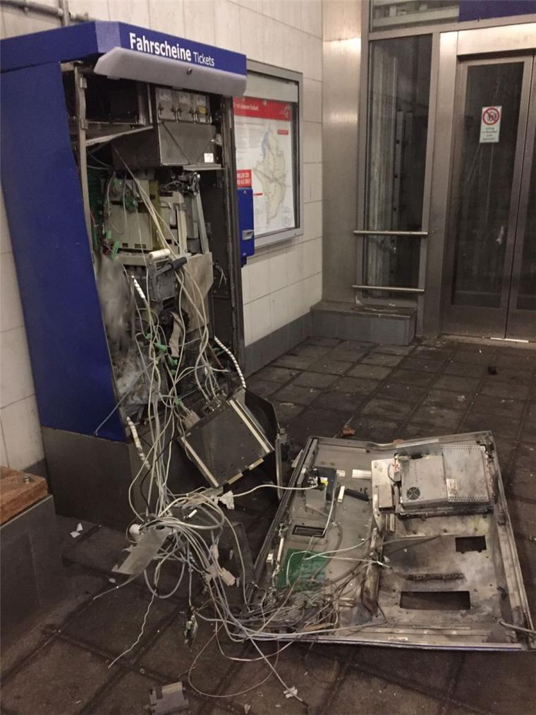 Unbekannte Täter haben den Fahrkartenautomat im Bahnhof Lehe gesprengt. 