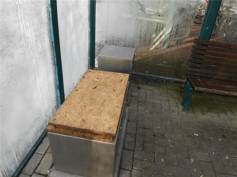 Unbekannte Täter haben die EVB-Tafeln am Bahnhof Geestenseth gestohlen. 