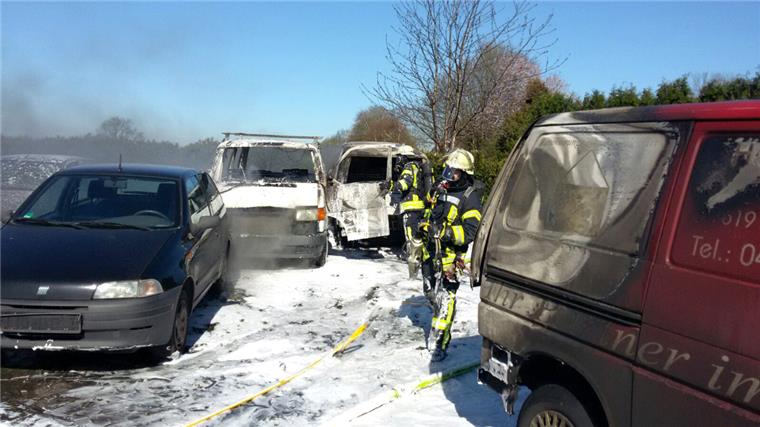 Brandstiftung: Täter zünden VW-Busse in Loxstedt an Unbekannte Täter haben ein Auto und zwei Transporter in Loxstedt in Brand gesteckt. Als Brandursache nehmen sowohl Feuerwehr als auch Polizei Brandstiftung an.